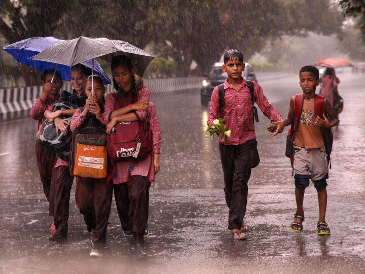 भारी बारिश की चेतावनी के साथ ही गुरुग्राम और नोएडा में आठवीं कक्षा तक के बच्चों के लिए स्कूल बंद (School Closed) रहेंगे. साथ ही कॉरपोरेट्स को अपने कर्मचारियों को वर्क फ्रॉम होम देने की भी सलाह भी दी गई है.