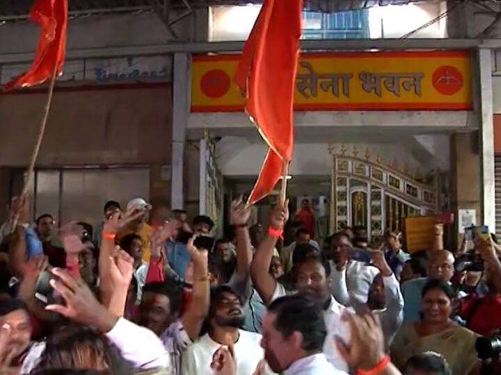 शिवसैनिकांकडून मातोश्रीवर देखील जल्लोष साजरा करण्यात आला. मातोश्रीवर मोठ्या प्रमाणावर महिला शिवसैनिक उपस्थित होत्या. उद्धव ठाकरे आणि रश्मी ठाकरे यांनी महिला कार्यकर्त्यांसोबत सेलिब्रेशन केलं. आज रश्मी ठाकरे यांचा वाढदिवस असल्यानं त्यांना महिला शिवसैनिकांनी शुभेच्छा दिल्या. शिवाय जोरदार घोषणाबाजीही केली.