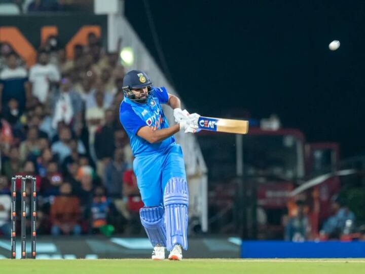 Indian captain Rohit Sharma has surpassed Martin Guptill to hold the record for most sixes IND vs AUS: T20I के 'सिक्सर किंग' बने रोहित शर्मा, न्यूजीलैंड के गप्टिल को पीछे छोड़ रचा इतिहास