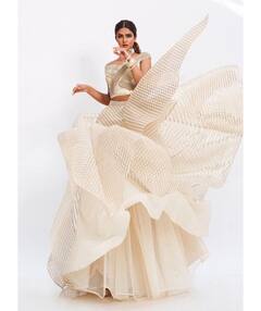 ऑफ व्हाइट ड्रेस में गजब का पोज़ देती दिखीं प्रनूतन बहल, फोटो शेयर कर फैन्स से पूछा ये सवाल...