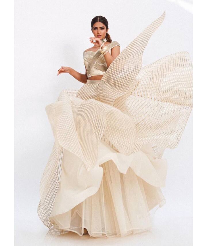 प्रनूतन बहल ने इंस्टाग्राम पर अपनी कुछ लेटेस्ट तस्वीरें शेयर की हैं , जिनमें ऑफ व्हाइट ड्रेस पहने एक्ट्रेस का बेहद खूबसूरत अंदाज देखने को मिल रहा है. इस फोटो को शेयर करते हुए प्रनूतन ने कैप्शन में लिखा है- vanilla ice cream anyone?