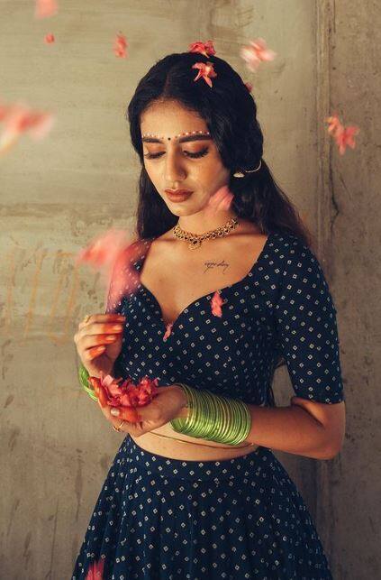 प्रियाचे हे फोटो सध्या व्हायरल झाले आहेत. तिचे सोशल मीडियावर कोट्यवधी फॉलोअर्स आहेत.