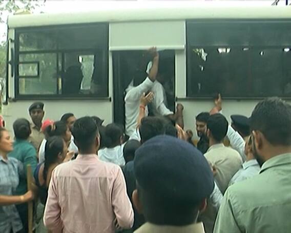 गुजरात: मोदी के दौरे से पहले आंदोलन खत्म करने को सरकार सक्रिय, गांधीनगर में रुके स्वास्थ्यकर्मी, पुलिस के पास से वाहन गायब गुजरात: मोदी के दौरे से पहले आंदोलन खत्म करने को सरकार सक्रिय, गांधीनगर में रुके स्वास्थ्यकर्मी, पुलिस के पास से वाहन गायब
