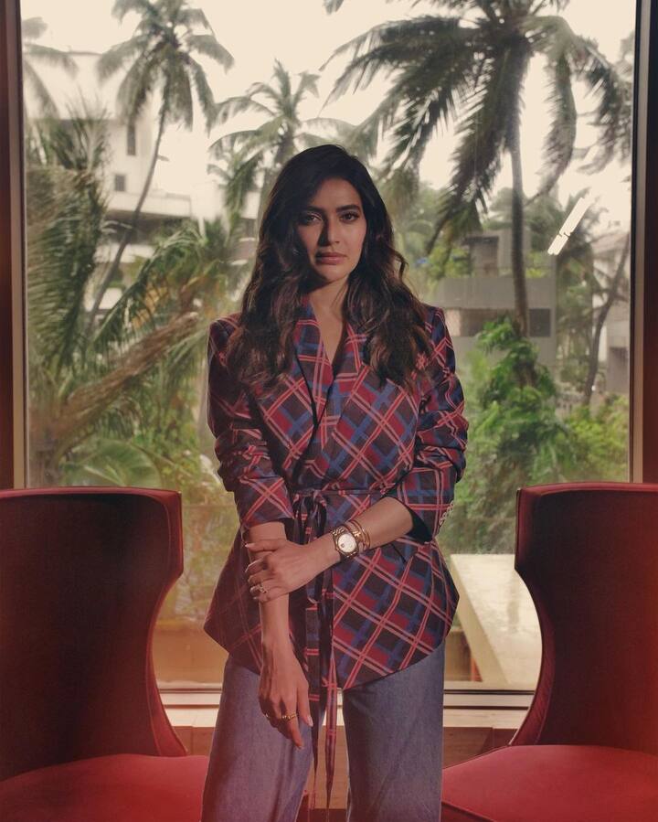 या फोटोमध्ये करिश्मा बॉसी अवतारात दिसत आहे. कूल श्रग आणि फॉर्मल अवतारात करिश्मा खूप सुंदर दिसत आहे.