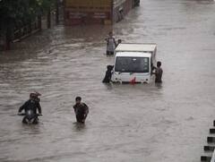 ਭਾਰੀ ਮੀਂਹ ਨਾਲ ਪਾਣੀ-ਪਾਣੀ ਹੋਏ ਕਈ ਸ਼ਹਿਰ, WFH ਤੇ ਸਕੂਲ ਬੰਦ, ਯੂਪੀ 'ਚ 16 ਲੋਕਾਂ ਦੀ ਮੌਤ - ਵੇਖੋ ਤਸਵੀਰਾਂ