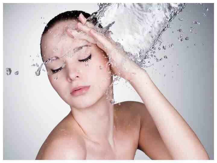 आंखों की सुंदरता को बढ़ाने के लिए रोजाना आंखों को ठंडा पानी डालें. इससे रोशनी भी बेहतर होती है. (Photo - Freepik)