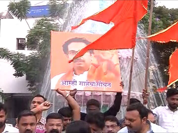 न्यायालयाने उद्धव ठाकरे गटाकडून निकाल दिल्यानंतर शिवसैनिकांनी जळगावत पेढे वाटप करत फटाके फोडून आनंद उत्सव साजरा केला.