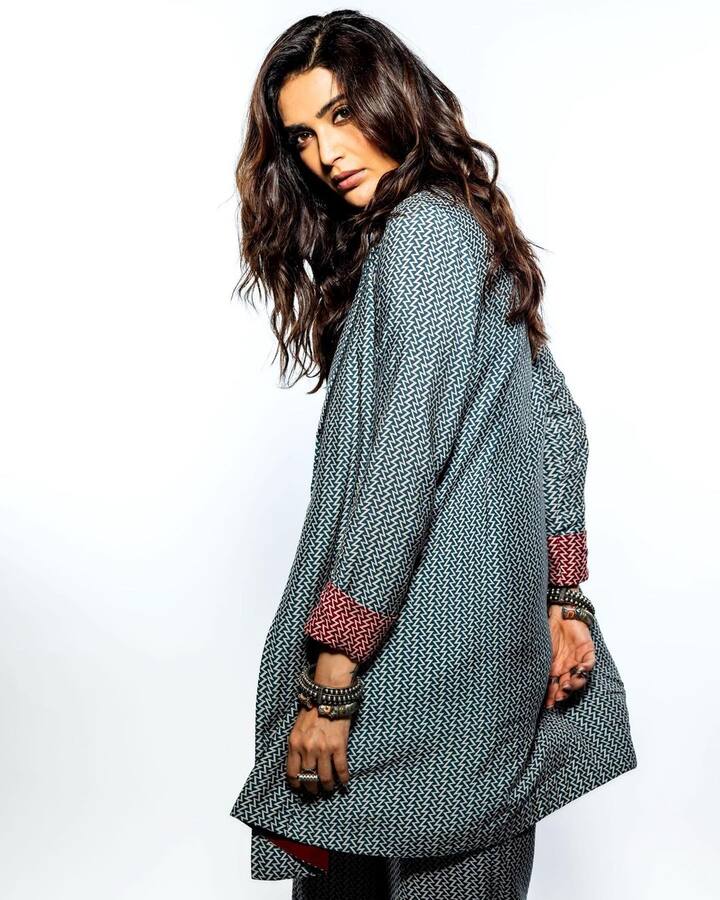 अभिनेत्रीची गणना इंडस्ट्रीतील सुंदर आणि ग्लॅमरस अभिनेत्रींमध्ये केली जाते.