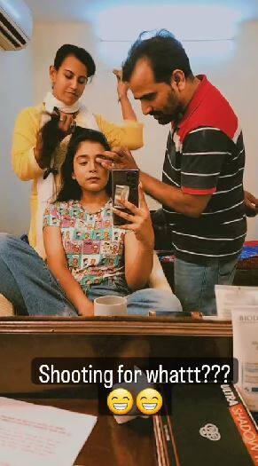 अब लगता है कि, सुंबुल तौकीर को एक नया शो मिल गया है. ये हम नहीं, बल्कि उनका लेटेस्ट पोस्ट कह रहा है. हाल ही में, एक्ट्रेस ने अपनी इंस्टाग्राम स्टोरी एक बूमरैंग शेयर किया, जिसमें मेकअप करवाती हुई नजर आ रही हैं.