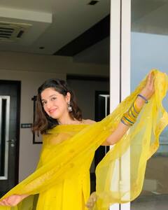 येलो शऱारा सूट पहने कहर ढाती नजर आईं Divya Khosla Kumar, साजों-श्रृंगार के भी लगीं बला की खूबसूरत