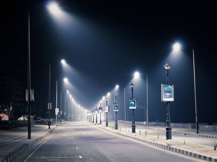 Delhi now NDMC will fix faulty streetlights in just 24 hours preparing to adopt new technology Delhi News: दिल्ली में अब 24 घंटों में खराब स्ट्रीट लाइटों को ठीक करेगी PWD, की गई ये खास तैयारी
