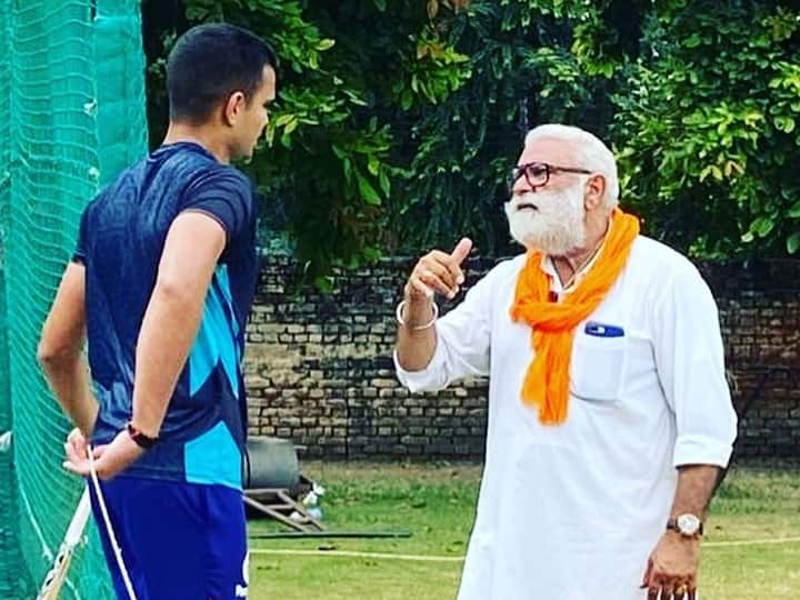 Arjun Tendulkar gets Training from Yuvraj Singh Father Yograj Singh at DAV College Cricket Academy Watch: युवराज के पिता के पास ट्रेनिंग लेने पहुंचे सचिन के बेटे अर्जुन तेंदुलकर, चंडीगढ़ में खूब बहा रहे पसीना
