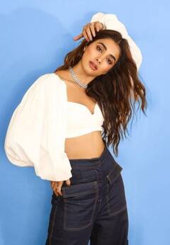 Pooja Hegde Pics: ਪੂਜਾ ਹੇਗੜੇ ਵ੍ਹਾਈਟ ਕ੍ਰੌਪ ਟਾਪ 'ਚ ਕਲਾਸੀ ਲੁੱਕ ਦਿੰਦੀ ਆਈ ਨਜ਼ਰ