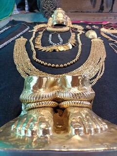 Ambabai Mandir Navratri : करवीर निवासिनी अंबाबाई मंदिरात नवरात्रोत्सवाची तयारी अंतिम टप्यात, देवीच्या सोन्याच्या दागिन्यांची स्वच्छता