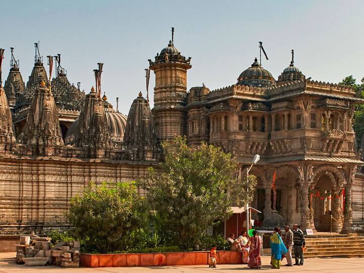 कैसे पहुंचें हथींसिंग जैन मंदिर: हथींसिंग जैन मंदिर अहमदाबाद रेलवे स्टेशन से केवल 3.6 किमी दूर है. ये पवित्र मंदिर कालूपुर स्टेशन के पास शाहीबाग रोड पर स्थित है. अहमदाबाद में रेलवे, बस और सड़कों की अच्छी कनेक्टिविटी है. मंदिर का निकटतम बस स्टॉप शाहीबाग है. मंदिर तक पहुंचने के लिए विभिन्न बसें चलती हैं.निकटतम हवाई अड्डा सरदार वल्लभाई पटेल हवाई अड्डा है और निकटतम रेलवे स्टेशन कालूपुर रेलवे स्टेशन है. Photo- Gujarat Tourism