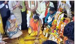 PHOTO : यळकोट यळकोट जय मल्हार! अर्थमंत्री निर्मला सीतारमण जेजुरीच्या खंडेरायाच्या चरणी नतमस्तक