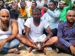 फीस बढ़ोतरी को लेकर इलाहाबाद यूनिवर्सिटी के छात्रों का विरोध जारी, अब कराया मुंडन