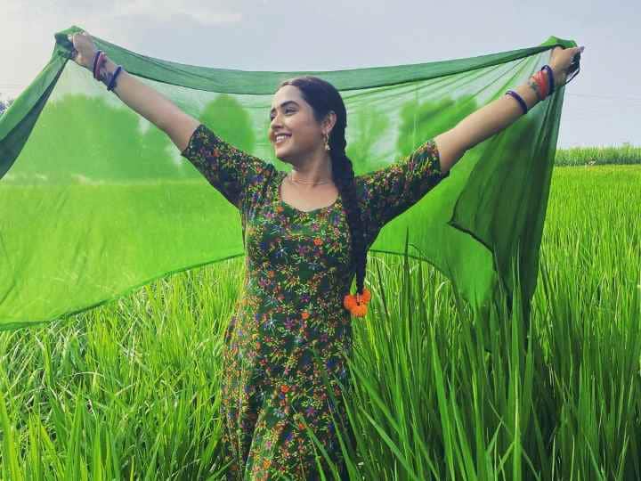 Kajal Raghwani Photoshoot: काजल रघवानी ने हाल ही में एक तस्वीर पोस्ट की है जिसमें वह हरा दुपट्टा खेतों में लहराए झूमती दिख रही हैं.