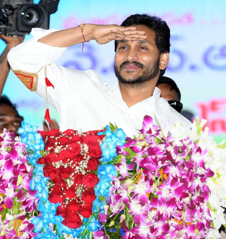 స‌భ వేదిక వ‌ద్ద భారీగా వ‌చ్చిన ప్రజలకు సీఎం జగన్ సెల్యూట్