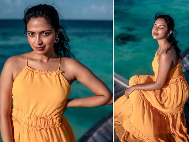 Amala Paul Photos: साउथ फिल्‍म इंडस्‍ट्री की पॉपुलर एक्‍ट्रेस अमाला पॉल इन दिनों मालदीव में छुट्टियों के मजे ले रही हैं. लेटेस्‍ट तस्‍वीरों में वह बीच साइड बिंदास पोज देती नजर आई हैं.