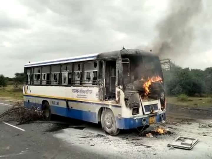 Rajasthan Jaipur Girl dies hit by bus near Chaksu ANN Jaipur Accident News: चाकसू के पास बस की चपेट में आने से बच्ची की मौत, गुस्साए लोगों ने बस में लगाई आग