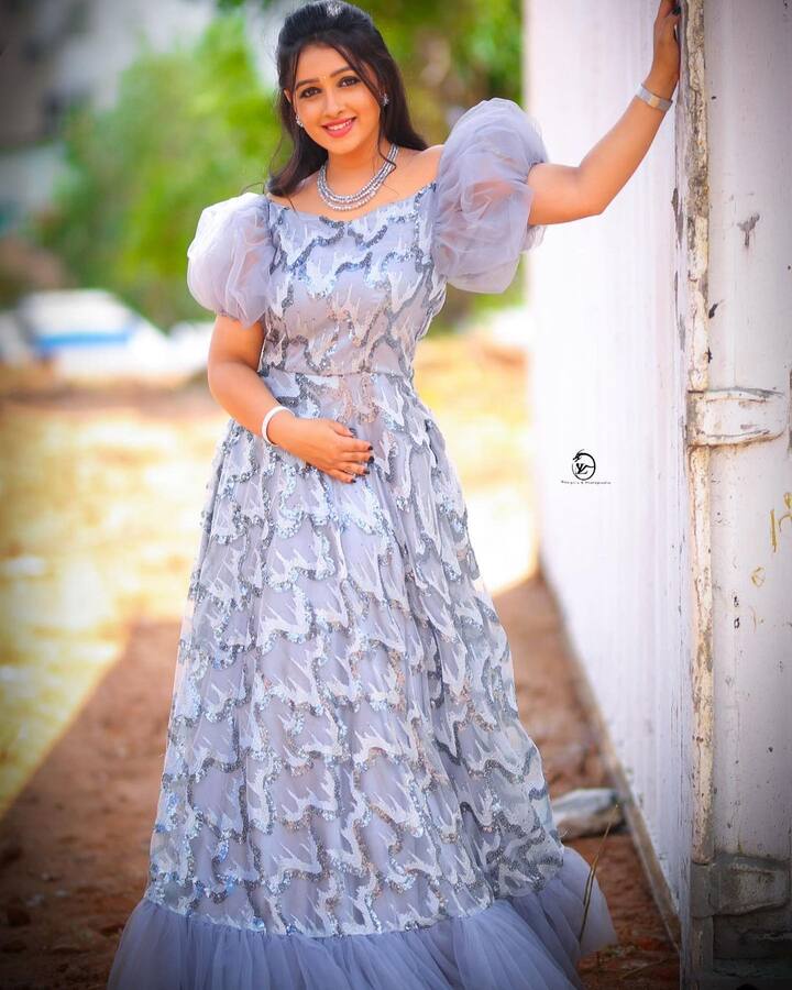 అగ్నిసాక్షి సీరియల్ తో గౌరిగా తెలుగు బుల్లితెరపై అడుగుపెట్టిన ఐశ్వర్య..ఆరంభంలో ఇంగ్లీష్ లో డైలాగ్స్ రాసుకుని చెప్పేదట. ఇప్పుడైతే తెలుగు చక్కగా మాట్లాడేస్తోంది. ఇప్పుడు కస్తూరి సీరియల్ లో లీడ్ క్యారెక్టర్ చేస్తోంది.