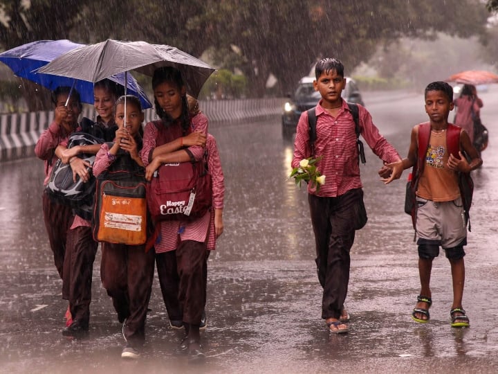 Heavy rain likely in many districts of Uttar Pradesh from today district administration declared holiday in schools UP News: उत्तर प्रदेश के कई जिलों में आज से भारी बारिश की संभावना, इन जिलों में प्रशासन ने की स्कूलों में छुट्टी