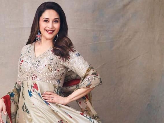 धक धक गर्लचा ग्लॅमरस लेहेंगा लूक