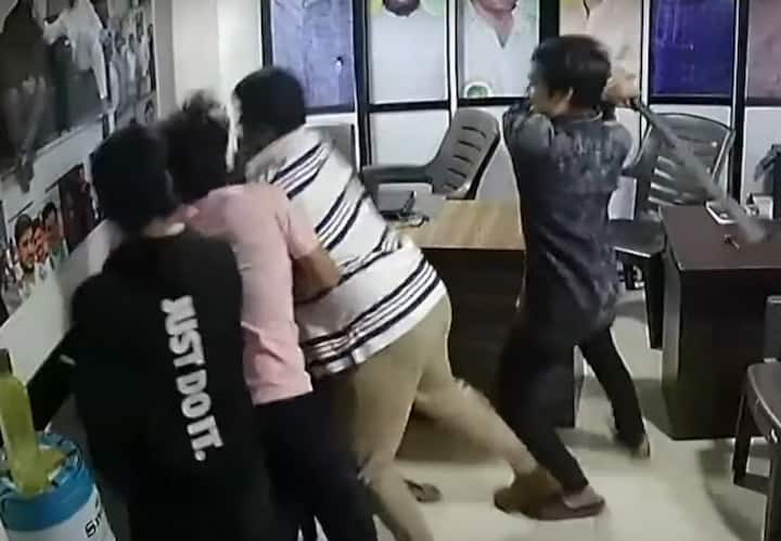Maharashtra Thane AIMIM office vandalized Unknown assailants beat up man with sticks Maharashtra: ठाणे के AIMIM दफ्तर में तोड़फोड़, अज्ञात हमलावरों ने एक शख्स को लाठी-डंडों से पीटा, CCTV में तस्वीर कैद