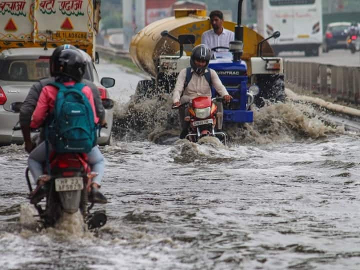 Delhi Weather Roads are full after 24 hours rain Traffic police issued alert ANN Delhi-NCR News: दिल्ली में 24 घंटे की बारिश के बाद सड़कें हुई लबालब, ट्रैफिक पुलिस ने इन रास्तों पर जारी किया अलर्ट