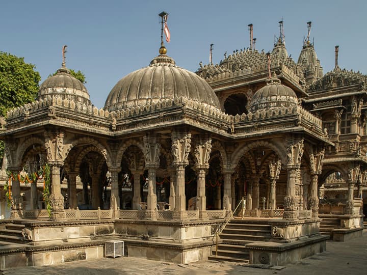 अनुमान है कि हथींसिंग जैन मंदिर को बनाने की लागत 10 लाख रुपये थी. Photo- Gujarat Tourism