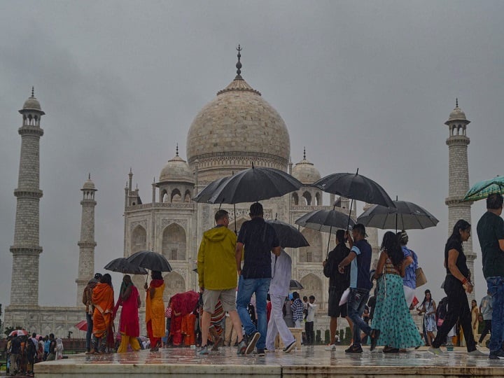 UP Weather Updates IMD Issued Yellow Alert for Rain in 61 Districts Today UP Weather Today: यूपी में कहर बरपा रही बारिश, अभी राहत के नहीं आसार, आज 61 जिलों में येलो अलर्ट