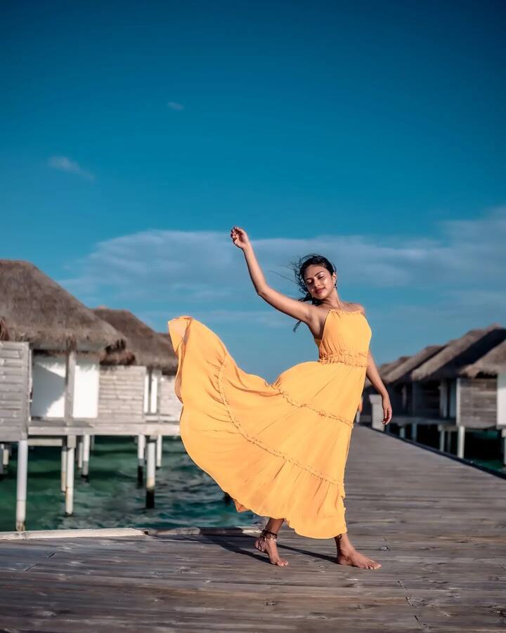 अमाला को एक बहुत ही कंफर्टेबल लॉन्‍ग गाउन में देखा जा सकता है, जिसमें वह काफी रिलैक्‍स्‍ड लग रही हैं. उनके चेहरे की चमक भी बता रही है कि वह इस वेकेशन पर आकर कितनी खुश हैं.