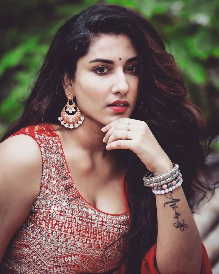 సోషల్ మీడియాలో యాక్టివ్ గా ఉంటూ తన లేటెస్ట్ ఫోటోస్ షేర్ చేస్తూ అందరి దృష్టిని తనవైపుకి తిప్పుకుంది. Image Credit: Vishnu Priya/Instagram