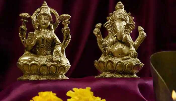 खंडित मूर्तियों को धर में रखना अशुभ माना जाता है. इसलिए आप नवरात्रों की पूजा से पहले घर से ऐसी सभी मूर्तियां हटा दें.