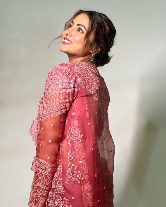फोटो: 'तुम हुस्न परी...' देखें हिना खान का देसी अवतार! फोटो: 'तुम हुस्न परी...' देखें हिना खान का देसी अवतार!