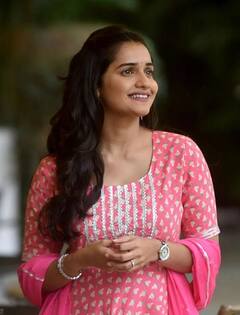 Hruta Durgule : अभिनेत्री हृता दुर्गुळेचा 'गुलाबी' अंदाज; साजऱ्या मुखड्यावर चाहते फिदा