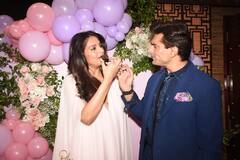Bipasha Baby Shower Photos : डीप नेक...स्लिट गाउन पहन बिपाशा बसु ने सेलिब्रेट किया अपना बेबी शॉवर, देखें रोमांटिक तस्वीरें