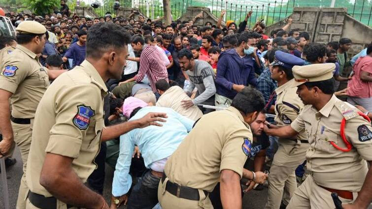 Police register case against Hyderabad Cricket Association for stampede in IND vs AUS 3rd T20I ticket line IND vs AUS: টিকিটের লাইনে ধুন্ধুমার, হায়দরাবাদ ক্রিকেট সংস্থার বিরুদ্ধে মামলা দায়ের করল পুলিশ
