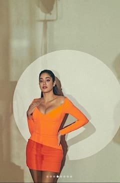 Jhanvi Kapoor: ਸ਼ਾਰਟ ਆਰੇਂਜ ਡੀਪਨੇਕ ਡਰੈੱਸ 'ਚ ਜਾਹਨਵੀ ਕਪੂਰ ਨੇ ਮਚਾਈ ਤਬਾਹੀ, ਕਿਲਰ ਲੁੱਕ ਦੇਖ ਕੇ ਪ੍ਰਸ਼ੰਸਕਾਂ ਨੇ ਕਿਹਾ 'ਸੁਪਰ ਸਟਨਿੰਗ'