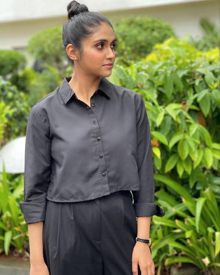 'सैराट' चित्रपटामुळे रिंकूचं आयुष्य पूर्णपणे बदलून गेलं.  या चित्रपटामुळे रिंकूला नवी ओळख मिळाली ती म्हणजे आर्ची. पहिल्याच चित्रपटात रिंकू हिट ठरली. (फोटो सौजन्य :iamrinkurajguru/इंस्टाग्राम)