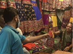Gujarat Navratri 2022: નવરાત્રિને લઈ લોકોમાં ઉત્સાહ, અમદાવાદની માર્કેટમાં ખરીદદારોની ભીડ, જુઓ તસવીરો
