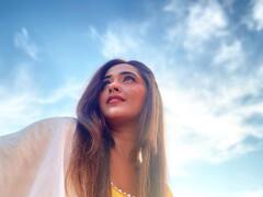 खेतों में हरा दुपट्टा लहराए नजर आईं Kajal Raghwani, फैंस को आई फिल्म 'डीडीएलजे' की याद