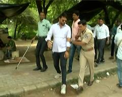 Gujarat : મોદીના પ્રવાસ પહેલા આંદોલન સમટેવા સરકાર સક્રીય, ગાંધીનગરમાં આરોગ્યકર્મીઓને અટકાય, પોલીસ પાસે વાહનો ખૂટી પડ્યા