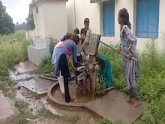 मध्यप्रदेश: सिंगरौली में आवारा कुत्तों के बीच मिड डे मील खाने को मजबूर बच्चे, बर्तन भी खुद ही धोते हैं