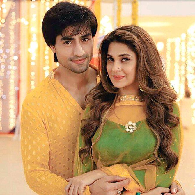 ऑनस्क्रीन जेनिफर और हर्षद की केमिस्ट्री ने आग लगा दी थी. मीडिया रिपोर्ट्स की मानें तो ऑफ स्क्रीन भी जेनिफर और हर्षद एक दूसरे को डेट करने लगे थे. हालांकि कभी दोनों ने ऑफिशियल तौर पर कुछ नहीं कहा.