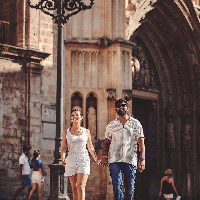 கடல் மண்ண போல உன் காலோட ஒட்டி