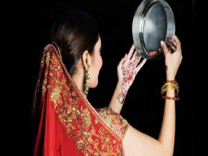Karwa Chauth 2022 : करवा चौथच्या थाळीत 'या' गोष्टींचा समावेश आवश्यक; चुकूनही टाळू नका, अन्यथा... karwa chauth 2022 add these things in karwa chauth puja thali full list insight marathi news Karwa Chauth 2022 : करवा चौथच्या थाळीत 'या' गोष्टींचा समावेश आवश्यक; चुकूनही टाळू नका, अन्यथा...