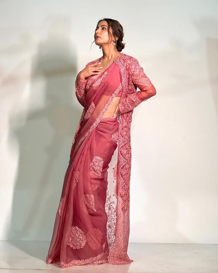 हिनाने पुन्हा एकदा तिच्या साडी लूकने सर्वांना वेड लावले आहे. (फोटो सौजन्य :realhinakhan/इंस्टाग्राम)