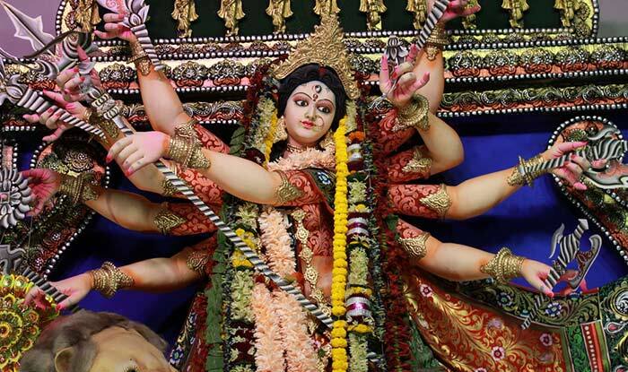 Navratri 2022: 26 सितंबर से शरदीय नवरात्रि की शुरुआत हो रही है. ऐसे में सभी लोग अपने घरों की साफ-सफाई में लग गए है. क्योंकि माना जाता है कि जो घर साफ-सुथरा होता है वहीं देवी का वास होता है. अगर आप भी अपने घर में देवी मां की स्थापना करने जा रहे हैं तो पहले इन चीजों को बाहर घर में बिल्कुल ना रखे, नहीं तो अशुभ परिणामों का सामना करना पड़ता है.